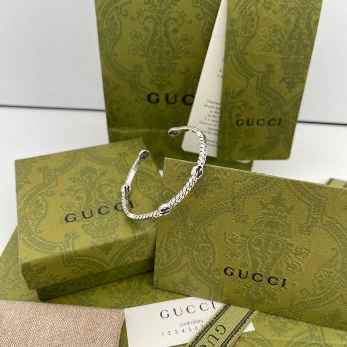 G*u*i bracelets